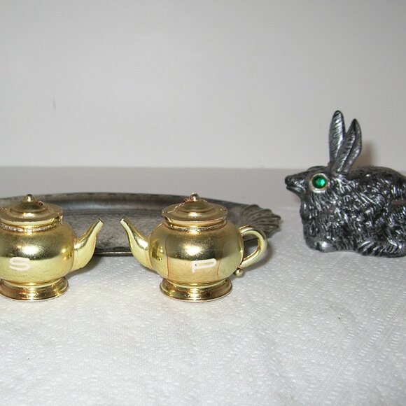 Vintage Assortment ~ Salt & Pepper Shaker, Rabbit, & OLD Tray ALL NICE!!! - Picture 7 of 8